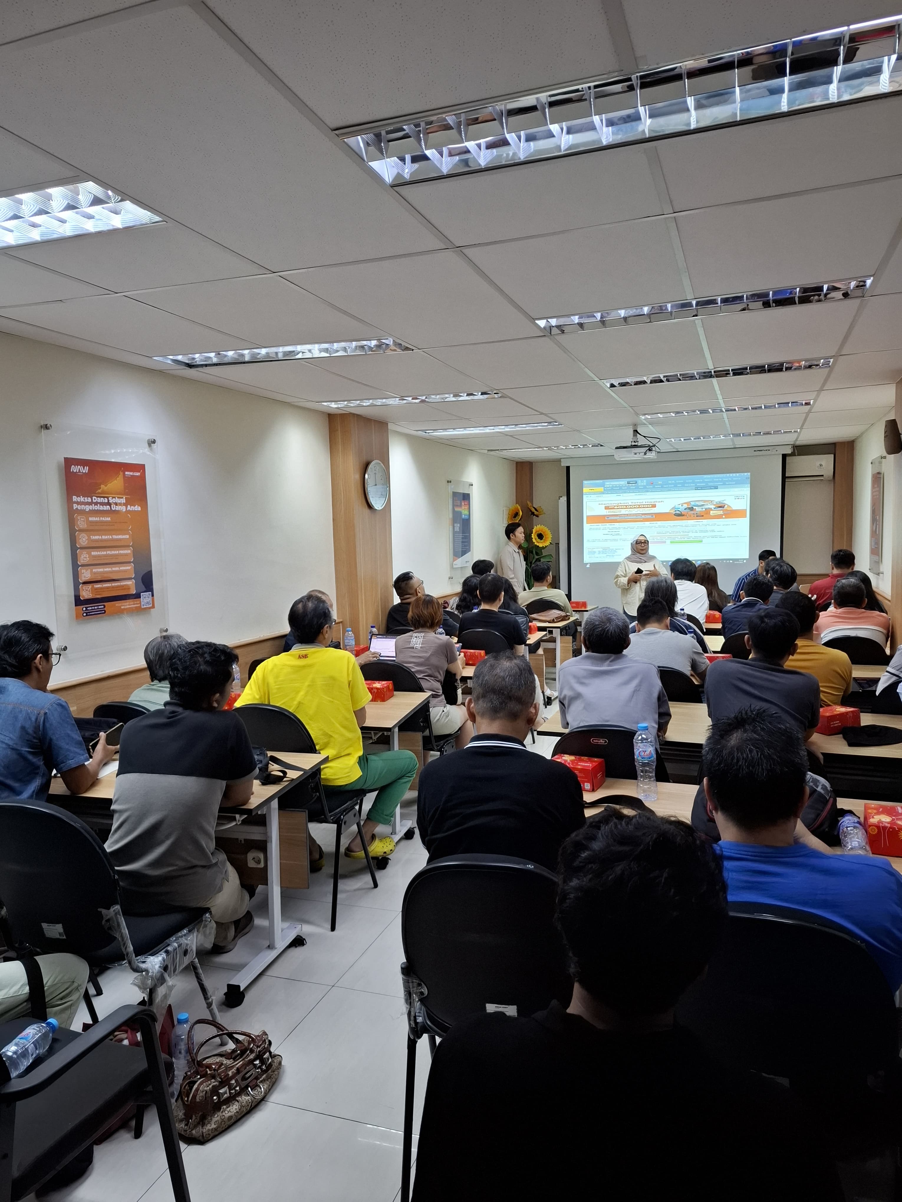 Ruang kelas penuh dengan peserta dewasa yang aktif