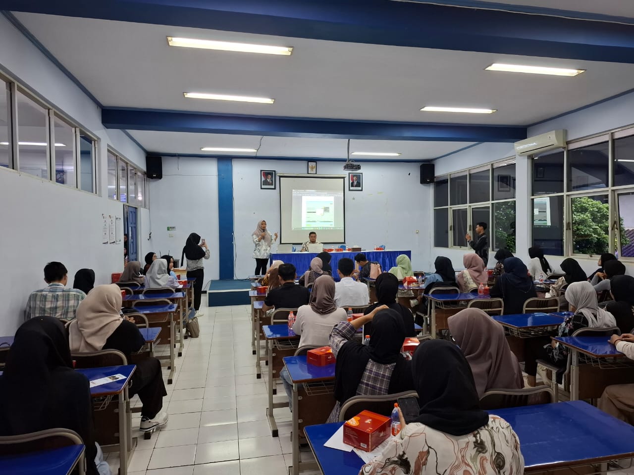 Sesi seminar investasi di kampus dengan banyak peserta
