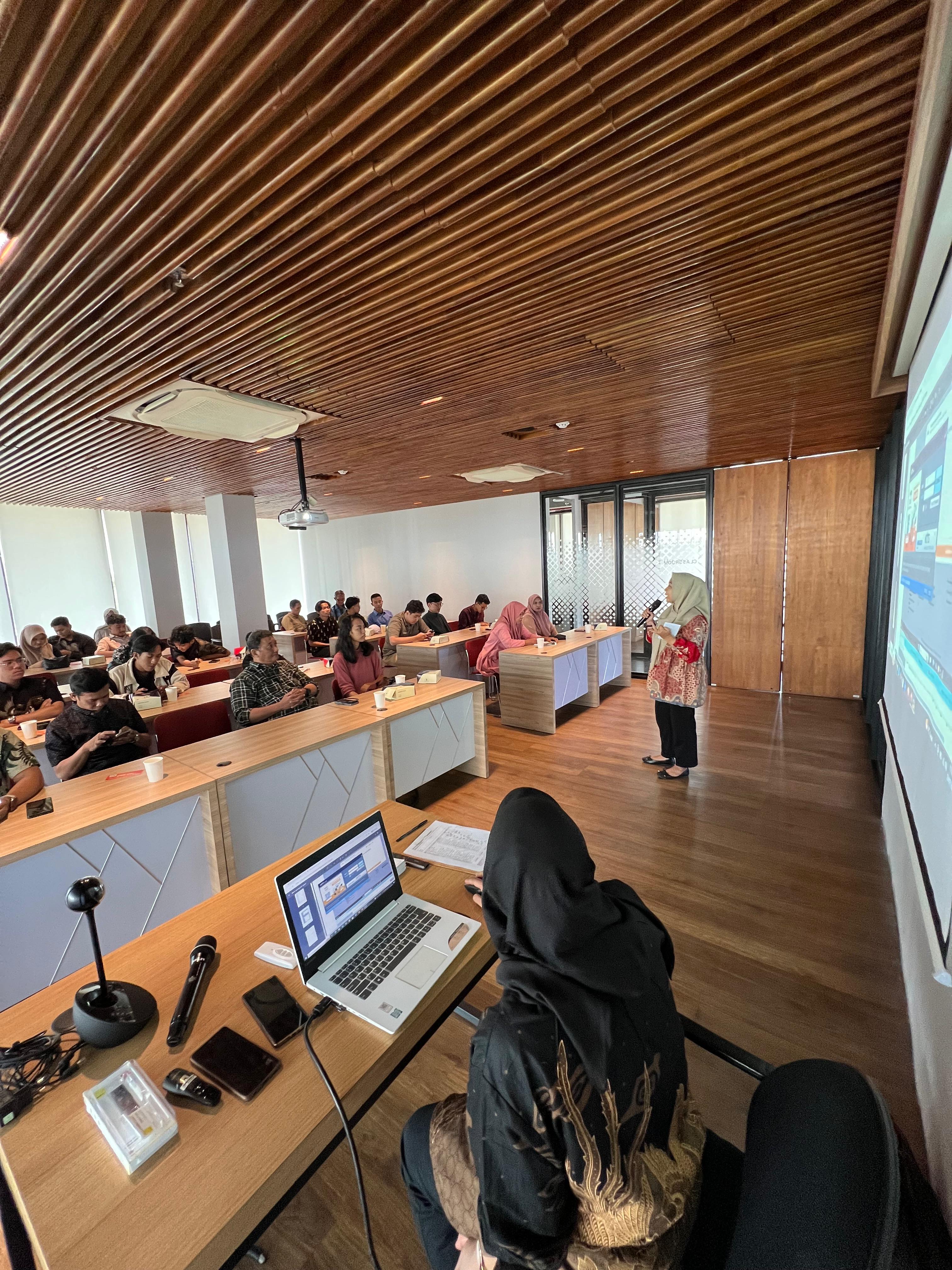 Sudut lebar ruang meeting dengan koordinasi tim presentasi